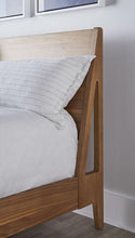Load image into Gallery viewer, Bobby Berk - 5/0 Linnet Platform Bed
